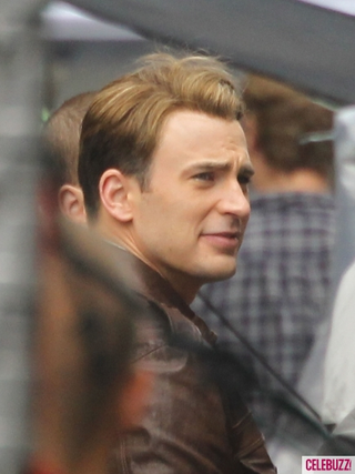 Illustration for article titled The Avengers set photos